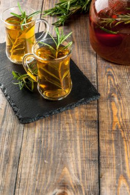 Biberiye çayı ahşap arka plan üzerinde. Kopya alanı