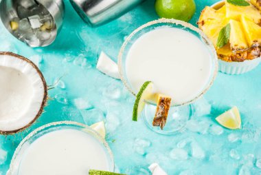 Tropikal içki, Hindistan cevizi ananas margarita donmuş donmuş pina colada, tekila, ananas suyu ve limon, açık mavi renkli, kopya alanı Üstten Görünüm