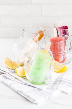 Yaz parti gıda fikirler, ayyaş alkol kokteyller çubuklu dondurmayı - dondurulmuş Prosecco, votka limon mojito, şampanya, Bellini, Margarita, Negroni vb beyaz mermer tablo kopya alanı