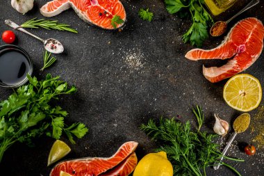Çiğ Somon Balık biftek ile limon, otlar, zeytin yağı, ızgara, kayrak kesme tahtası, karanlık paslı arka plan kopya alanı için hazır