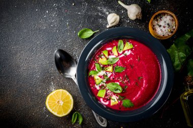 Vegan gıda, limon, avokado ve taze otlar kopya alanı üstten görünüm ile yaz soğuk pancar gazpacho çorbası