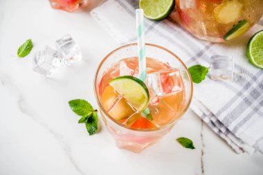 Nane ile buzlu karpuz ve kireç yeşil çay yaprakları, mermer beyaz arka plan kopya alanı