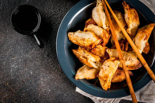 Frito Asiático Bolinhos Gyoza Prato Escuro Servido Com Pauzinhos Molho — Fotografia de Stock