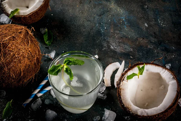 Konzept Für Gesunde Ernährung Frisches Bio Kokoswasser Mit Kokosnüssen Eiswürfeln — Stockfoto