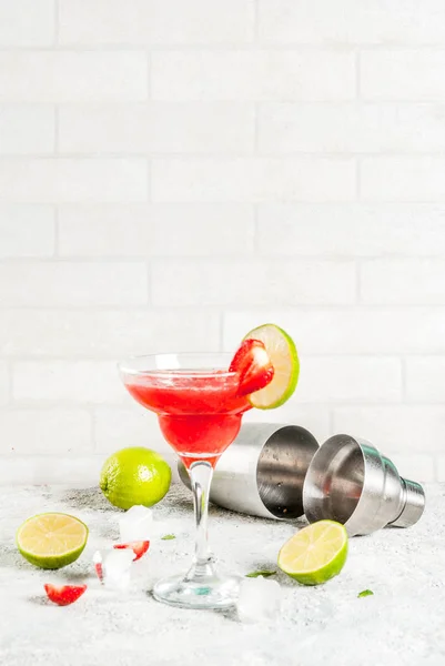 Koude Aardbei Margarita Cocktail Met Ijs Limoen Verse Bessen Margarita — Stockfoto