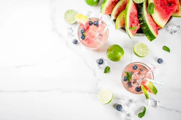 Förfriskning Sommardrink Vattenmelon Och Blåbär Saft Cocktail Med Lime Mynta — Stockfoto