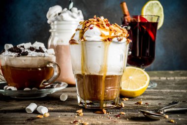 Sonbahar kış sıcak içecekler, sıcak çikolata, Sütlü Balkabağı, karamel ve fıstık kahve latte, mulled şarap, rahat koyu arka plan kopya alanı