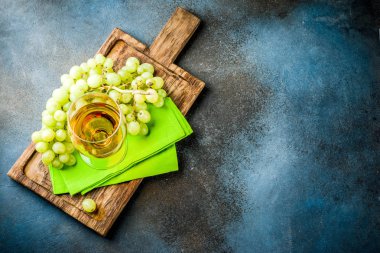 Üzüm, mermer bir beyaz tablo kopya alanı bir dalı ile beyaz şarap kadehi