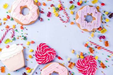 Tatlılar yaratıcı paralamak, lolipop, reçel, şeker, çerezleri çörek ve cupcakes, açık mavi renkli üstten görünüm kopya alanı ile tatlı kavramı