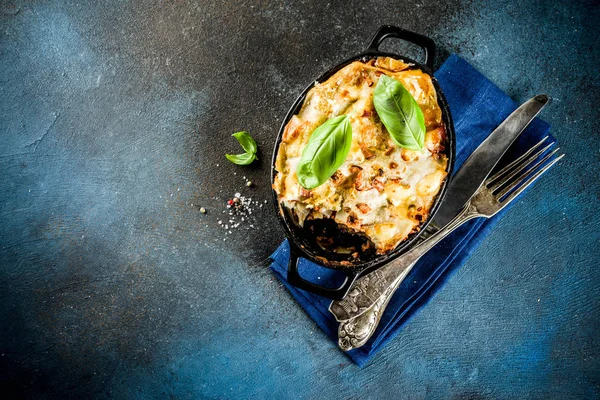 Cucina Tradizionale Italiana Lasagne Fatte Casa Con Basilico Fresco Fondo — Foto Stock