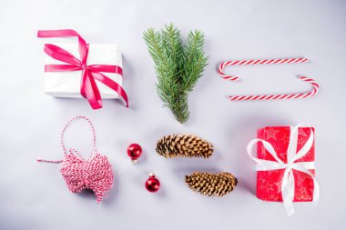 Noel dekorasyon kompozisyon. Noel hediye kutuları, çam ağacı dalları, kırmızı topları, köpekler, açık gri renkli şeker. Düz yatıyordu, en iyi görünümü.