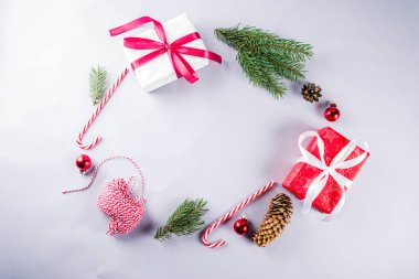 Noel dekorasyon kompozisyon. Noel hediye kutuları, çam ağacı dalları, kırmızı topları, köpekler, açık gri renkli şeker. Düz yatıyordu, en iyi görünümü.