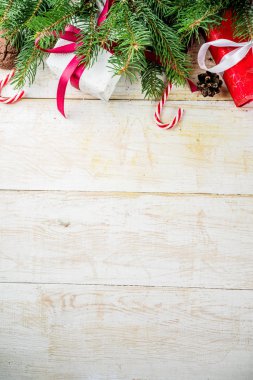 Noel arka plan dekorasyon, çikolata kurabiye ve hediye kutuları üzerinde ahşap arka plan üstten görünüm kopya alanı ile