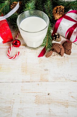 Noel arka plan dekorasyon, çikolata kurabiye ve hediye kutuları üzerinde ahşap arka plan üstten görünüm kopya alanı ile