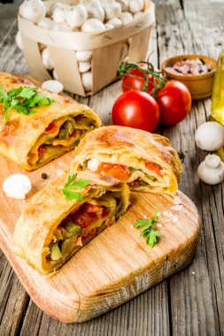 Sebze kokulu strudel, ev yapımı sonbahar pişirme, domates, dolmalık biber, mantar, ahşap arka plan kopya alanı