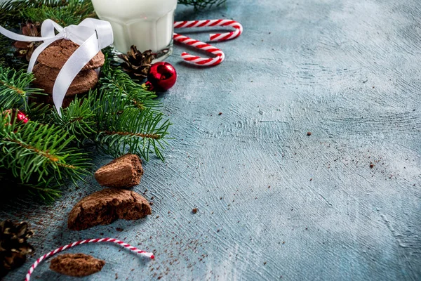 Slavnostní Vánoční Blahopřání Pozadí Přírodní Větve Jedle Smrk Čokoládové Sušenky — Stock fotografie