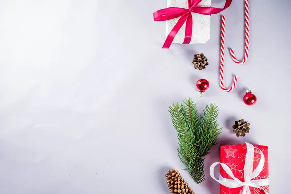 Kerst Decoratie Samenstelling Kerst Geschenkdozen Pine Boomtakken Rode Ballen Snoep — Stockfoto