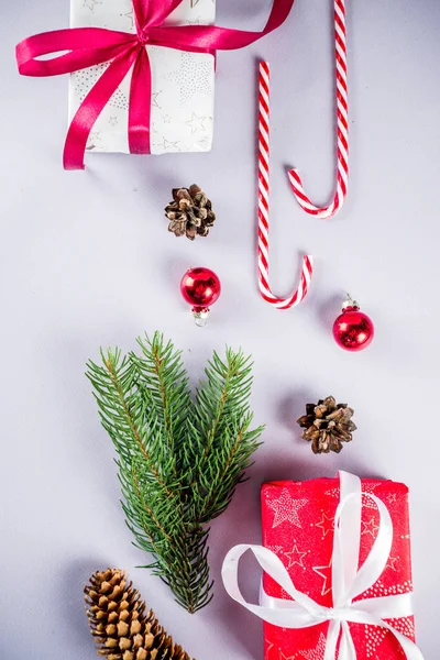Composição Decoração Natal Caixas Presente Natal Galhos Pinheiros Bolas Vermelhas — Fotografia de Stock