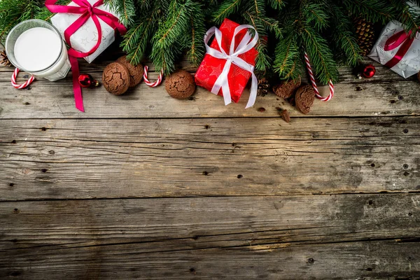 Sfondo Natale Con Decorazioni Biscotti Cioccolato Scatole Regalo Sfondo Legno — Foto Stock