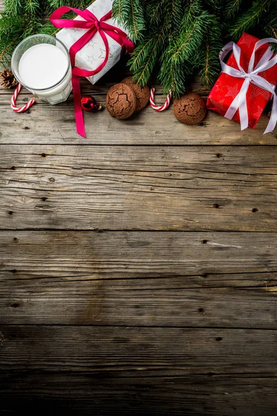 Sfondo Natale Con Decorazioni Biscotti Cioccolato Scatole Regalo Sfondo Legno — Foto Stock