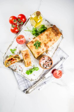Sebze kokulu strudel, ev yapımı sonbahar pişirme, domates, dolmalık biber, mantar, ahşap arka plan kopya alanı