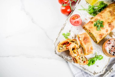 Sebze kokulu strudel, ev yapımı sonbahar pişirme, domates, dolmalık biber, mantar, ahşap arka plan kopya alanı