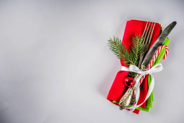Χριστουγεννιάτικο Τραπέζι Ρύθμιση Πιρούνι Μαχαίρι Και Χριστούγεννα Διακοσμήσεις — Φωτογραφία Αρχείου