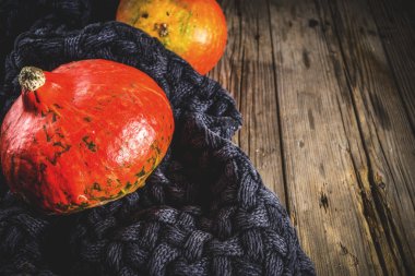 Rahat arka plan, sıcak bir battaniye ve kabaklar ile eski rustik ahşap masa, metin için yer Kopyala