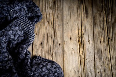 Rahat arka plan, sıcak bir battaniye, kopya ile eski rustik ahşap masa yerleştirmek için metni