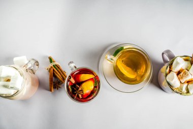 Varyasyonları kış sonbahar geleneksel içecekler - Sütlü Balkabağı, sıcak çikolata, çay limon, mulled şarap, kopya alanı