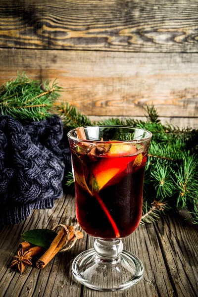 Klassisches Winterherbstheißgetränk Glühweincocktail Mit Gewürzen Mit Karierten Und Christbaumzweigen Auf — Stockfoto