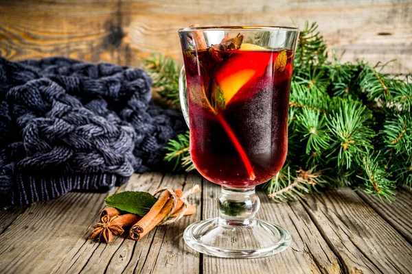 Klassisches Winterherbstheißgetränk Glühweincocktail Mit Gewürzen Mit Karierten Und Christbaumzweigen Auf — Stockfoto