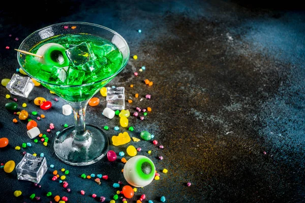 Spooky Behandlar För Halloween Ljust Grön Orange Martini Cocktail Med — Stockfoto