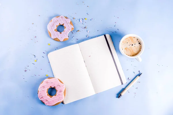 Concepto Descanso Relajación Taza Café Galletas Rosquilla Con Recubrimiento Azúcar — Foto de Stock