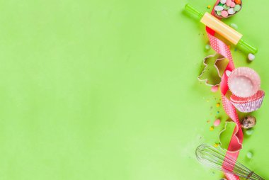 Tatlı yemek pişirme ile - bir oklava ile arka plan Paskalya için kavram pişirme kırbaçlanan için çerez kesici, tutam şeker fırçalamak, un. Açık yeşil renkli, üstten görünüm kopya alanı