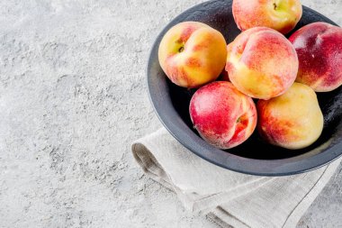 Kase üzerinde gri beton arka plan kopya alanı ham Taze şeftali