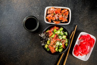 Asya trendy yemek, suşi poke kase salatalık, somon, avokado, siyah ve Beyaz Susam