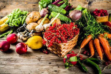 Taze yaz meyve, berry ve ahşap rustik arka plan kopya alanı sebze