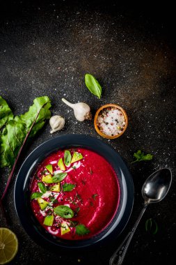 Vegan gıda, limon, avokado ve taze otlar kopya alanı üstten görünüm ile yaz soğuk pancar gazpacho çorbası