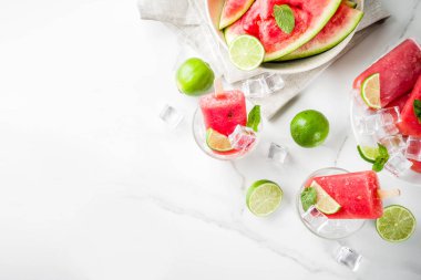 Dilimli karpuz ve nane, beyaz mermer zemin kopya alanı ile tatlı yaz karpuz ve kireç popsicles