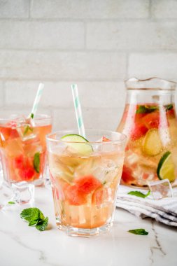 Nane ile buzlu karpuz ve kireç yeşil çay yaprakları, mermer beyaz arka plan kopya alanı