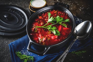 Ukraynalı Rus geleneksel sıcak yemek - Yeşiller, sarımsak, çavdar ekmeği, karanlık bir tablo kopya alanı ile borsch çorbası