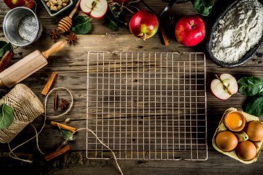 Yemek arka plan, elmalı turta Pişirme kavramı, taze kırmızı elma, tatlı baharatlar, şeker, un, oklava, mutfak eşyaları, ahşap arka plan kopya alanı pişirme yumurta, sonbahar
