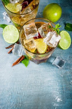 Yaz buzlu çay tarçın, limon ve nane yaprakları, kopya alanı mavi arka plan ile