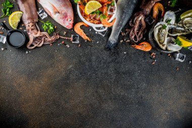 İstiridye midye balık ile baharat otlar limon koyu paslı arka plan kopya alanı üstten görünüm üzerinde taze çiğ deniz mahsulleri kalamar karides