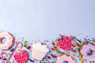 Tatlılar yaratıcı paralamak, lolipop, reçel, şeker, çerezleri çörek ve cupcakes, açık mavi renkli üstten görünüm kopya alanı ile tatlı kavramı