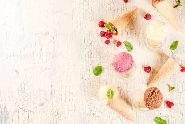 Frutas Doces Verão Sobremesas Vários Sabores Sorvete Cones Rosa Framboesa — Fotografia de Stock