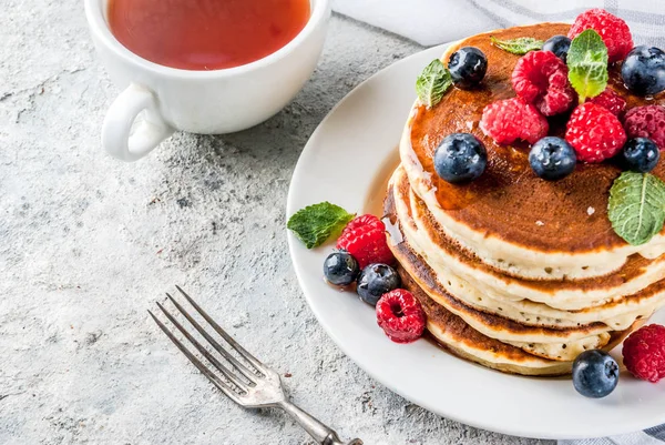 Gezonde Zomer Ontbijt Zelfgemaakte Klassieke Amerikaanse Pannenkoeken Met Verse Bessen — Stockfoto