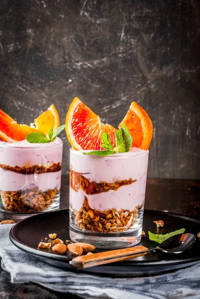 Desayuno Saludable Parfait Naranja Sangre Con Granola Yogurt Almendras Menta — Foto de Stock