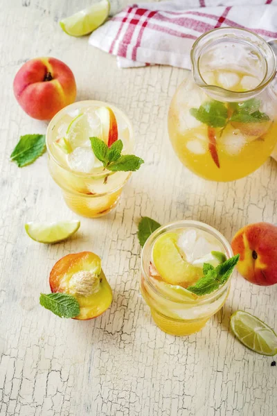 Persika Och Lime Saft Mojito Cocktail Med Färsk Frukt Garnering — Stockfoto